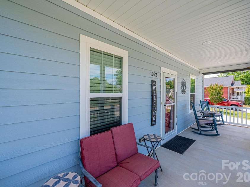 1092 33rd Avenue Loop, Hickory, NC 28601.  MLS# CAR4377843, YatesRealty ID 19064. 