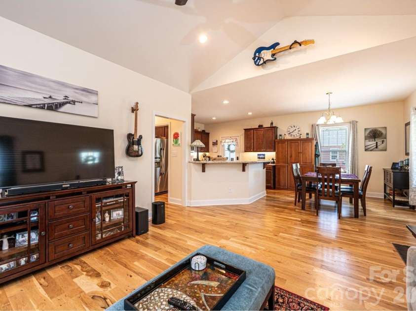 1092 33rd Avenue Loop, Hickory, NC 28601.  MLS# CAR4377843, YatesRealty ID 19064. 