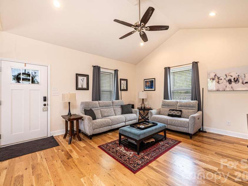 1092 33rd Avenue Loop, Hickory, NC 28601.  MLS# CAR4377843, YatesRealty ID 19064. 