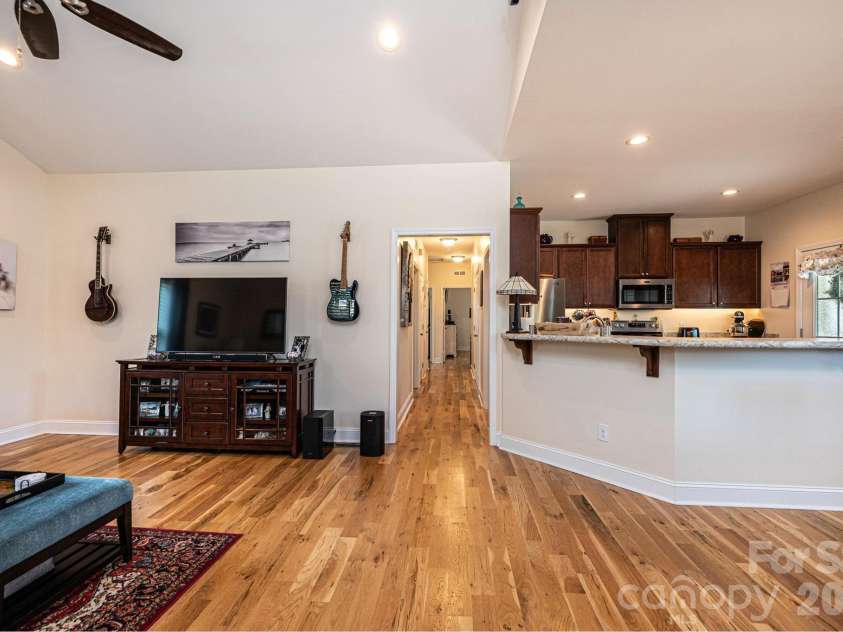 1092 33rd Avenue Loop, Hickory, NC 28601.  MLS# CAR4377843, YatesRealty ID 19064. 