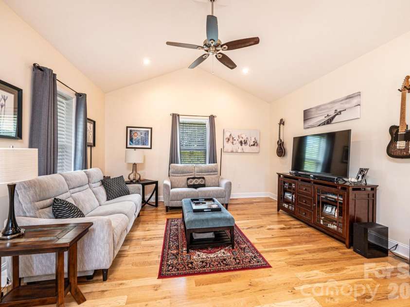 1092 33rd Avenue Loop, Hickory, NC 28601.  MLS# CAR4377843, YatesRealty ID 19064. 