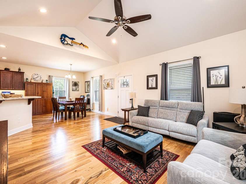 1092 33rd Avenue Loop, Hickory, NC 28601.  MLS# CAR4377843, YatesRealty ID 19064. 