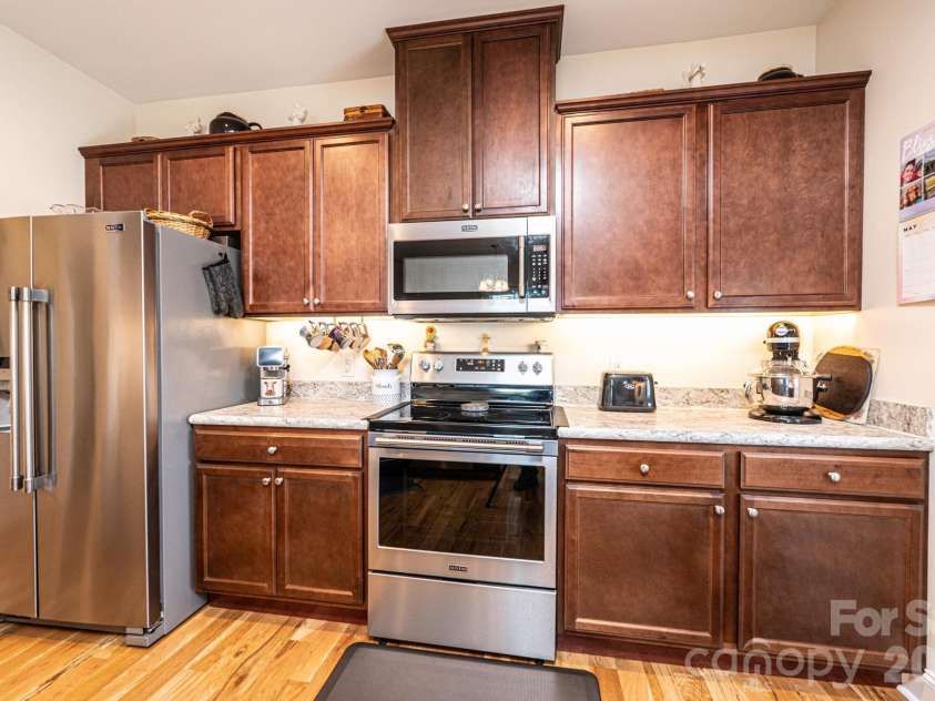 1092 33rd Avenue Loop, Hickory, NC 28601.  MLS# CAR4377843, YatesRealty ID 19064. 