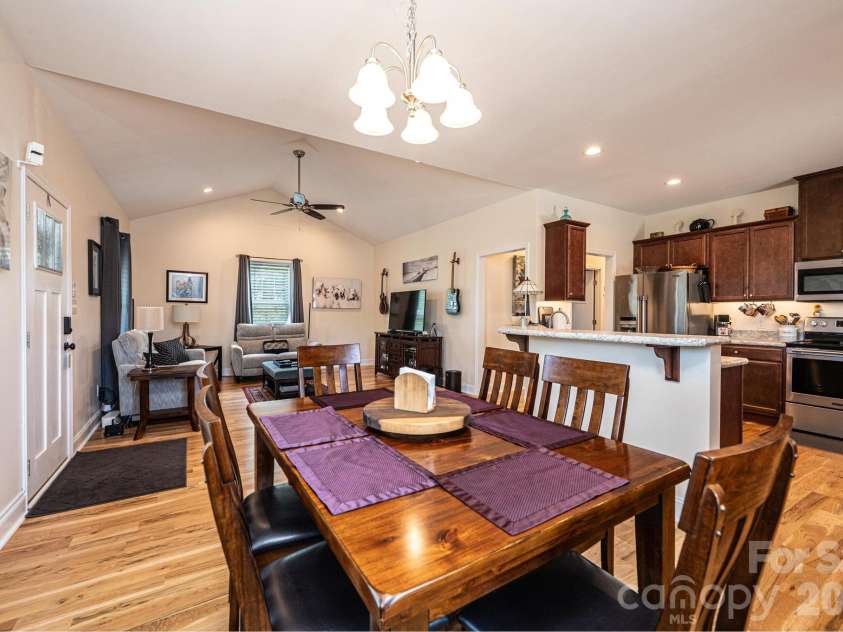 1092 33rd Avenue Loop, Hickory, NC 28601.  MLS# CAR4377843, YatesRealty ID 19064. 