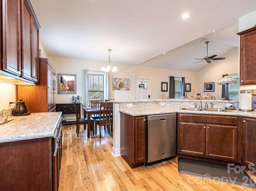 1092 33rd Avenue Loop, Hickory, NC 28601.  MLS# CAR4377843, YatesRealty ID 19064. 