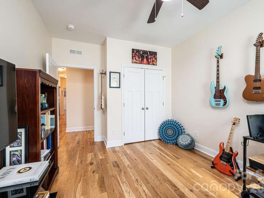 1092 33rd Avenue Loop, Hickory, NC 28601.  MLS# CAR4377843, YatesRealty ID 19064. 