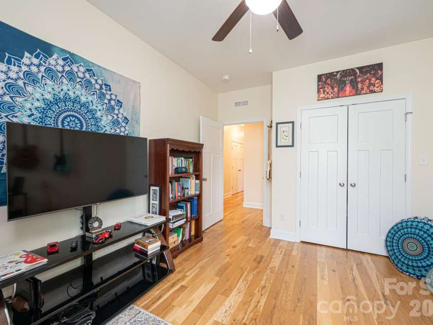 1092 33rd Avenue Loop, Hickory, NC 28601.  MLS# CAR4377843, YatesRealty ID 19064. 