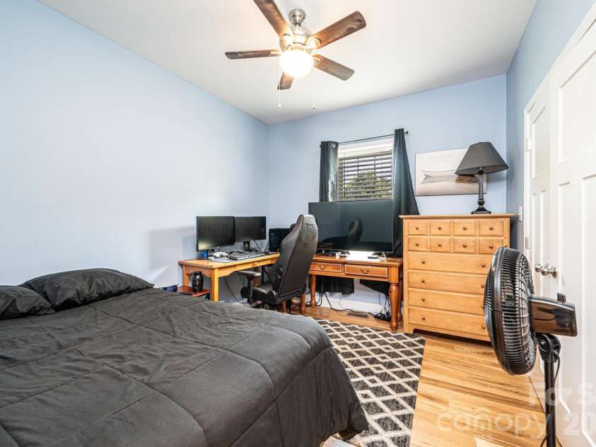 1092 33rd Avenue Loop, Hickory, NC 28601.  MLS# CAR4377843, YatesRealty ID 19064. 