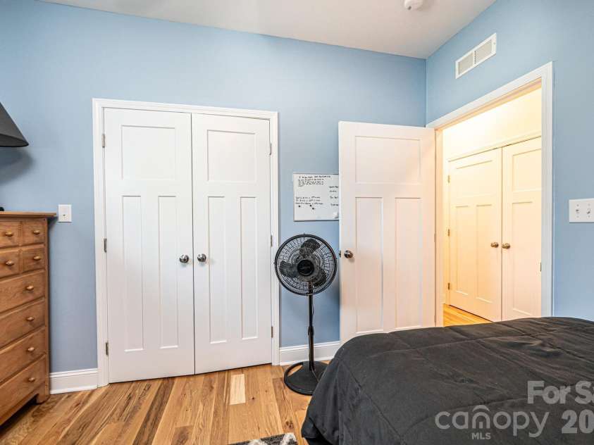 1092 33rd Avenue Loop, Hickory, NC 28601.  MLS# CAR4377843, YatesRealty ID 19064. 