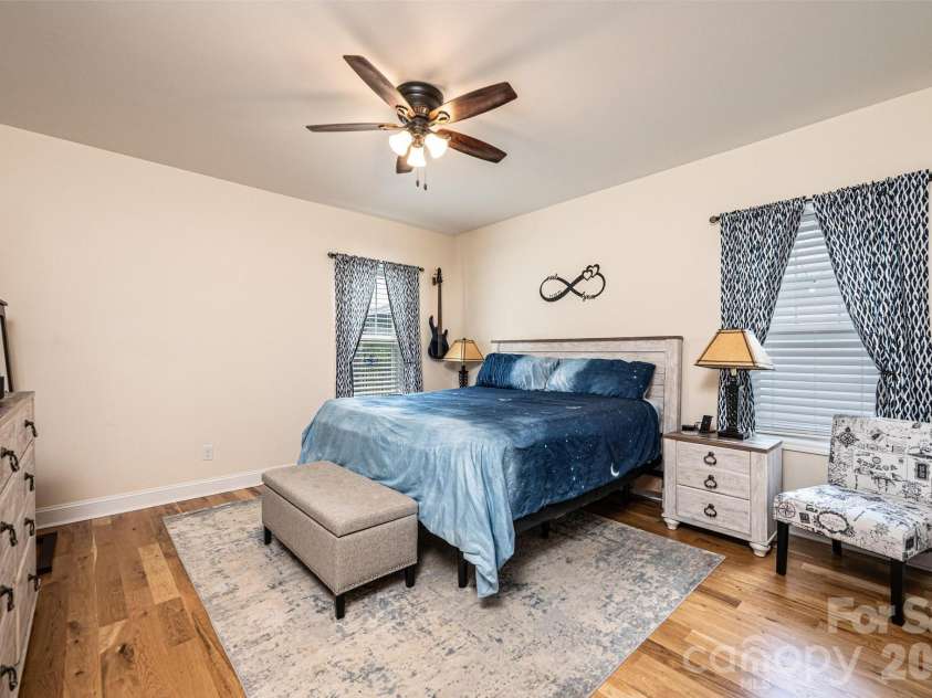 1092 33rd Avenue Loop, Hickory, NC 28601.  MLS# CAR4377843, YatesRealty ID 19064. 