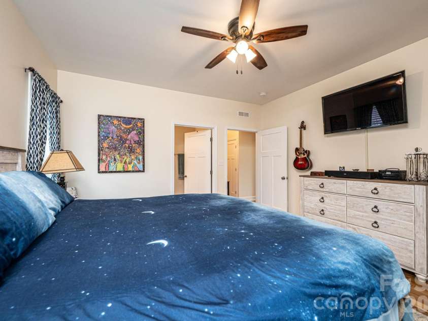 1092 33rd Avenue Loop, Hickory, NC 28601.  MLS# CAR4377843, YatesRealty ID 19064. 