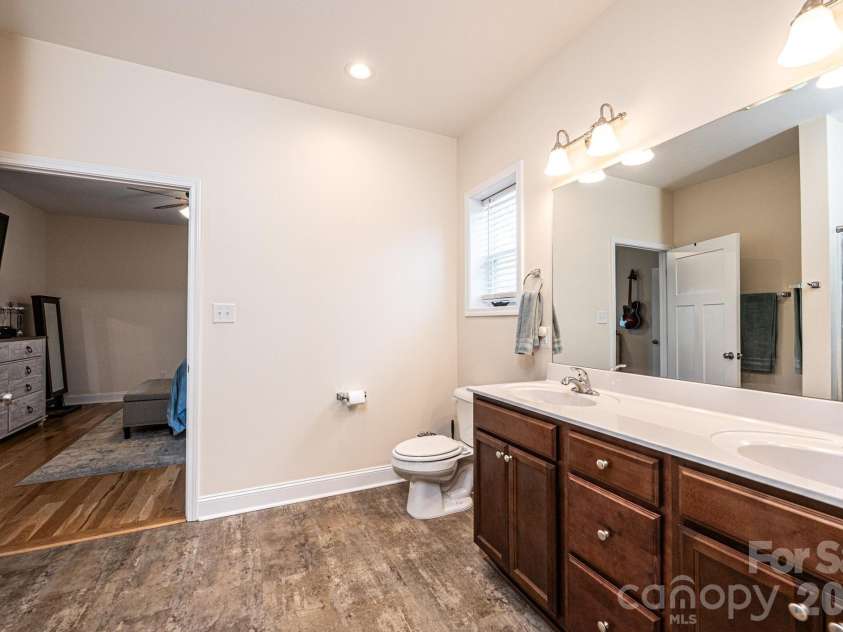 1092 33rd Avenue Loop, Hickory, NC 28601.  MLS# CAR4377843, YatesRealty ID 19064. 