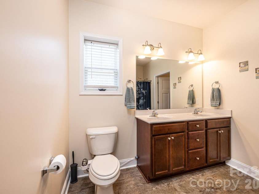 1092 33rd Avenue Loop, Hickory, NC 28601.  MLS# CAR4377843, YatesRealty ID 19064. 