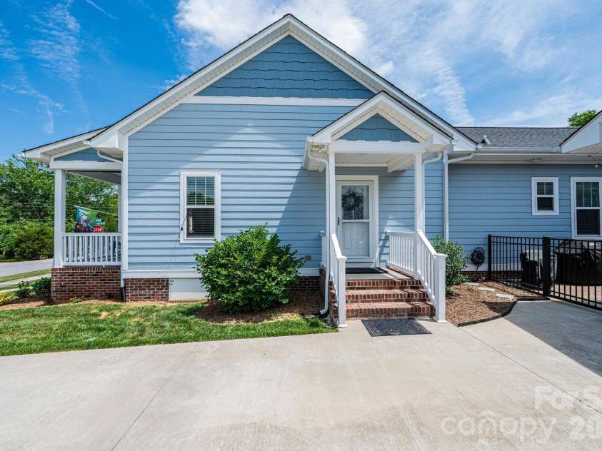 1092 33rd Avenue Loop, Hickory, NC 28601.  MLS# CAR4377843, YatesRealty ID 19064. 