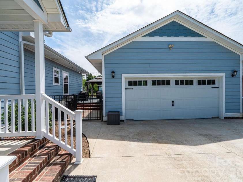 1092 33rd Avenue Loop, Hickory, NC 28601.  MLS# CAR4377843, YatesRealty ID 19064. 