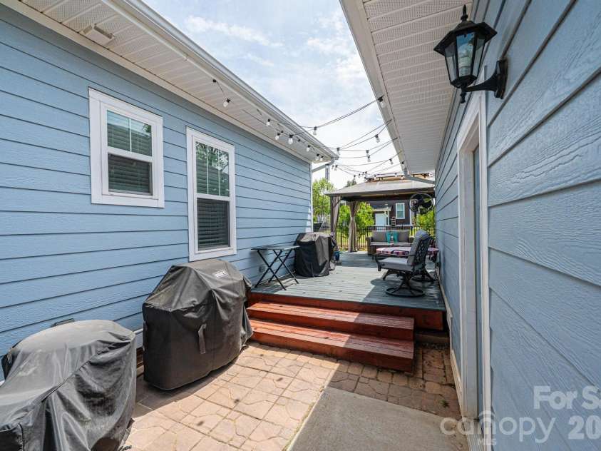 1092 33rd Avenue Loop, Hickory, NC 28601.  MLS# CAR4377843, YatesRealty ID 19064. 