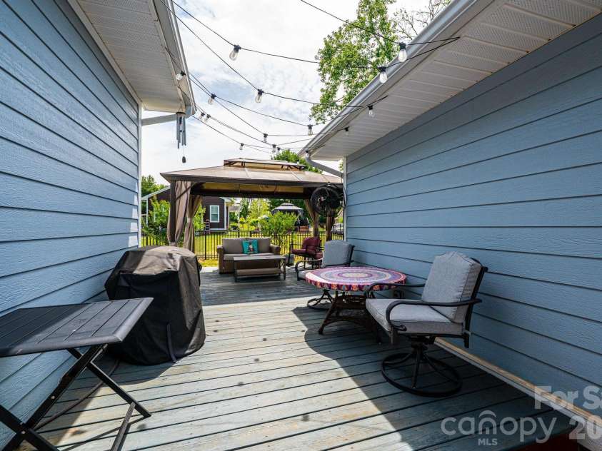 1092 33rd Avenue Loop, Hickory, NC 28601.  MLS# CAR4377843, YatesRealty ID 19064. 