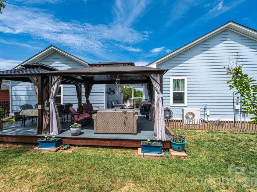 1092 33rd Avenue Loop, Hickory, NC 28601.  MLS# CAR4377843, YatesRealty ID 19064. 