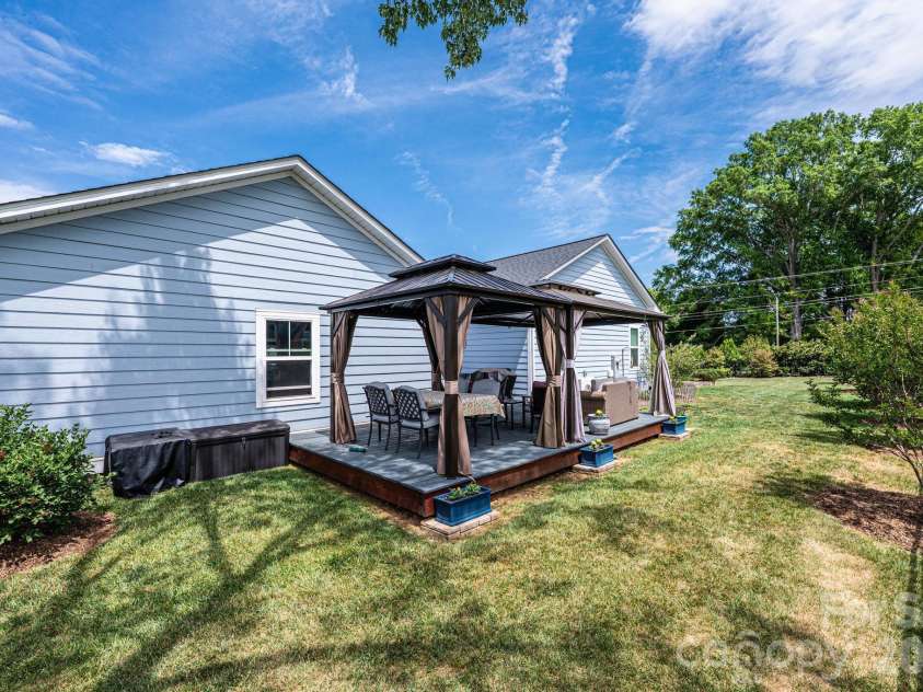1092 33rd Avenue Loop, Hickory, NC 28601.  MLS# CAR4377843, YatesRealty ID 19064. 