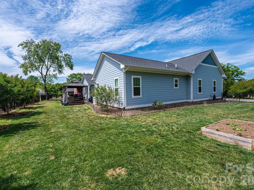 1092 33rd Avenue Loop, Hickory, NC 28601.  MLS# CAR4377843, YatesRealty ID 19064. 