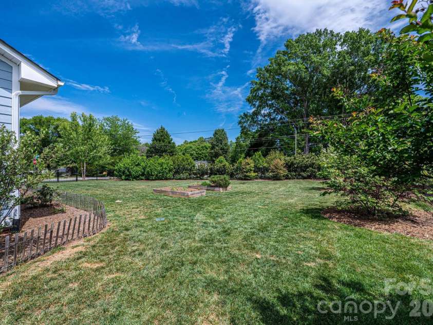 1092 33rd Avenue Loop, Hickory, NC 28601.  MLS# CAR4377843, YatesRealty ID 19064. 