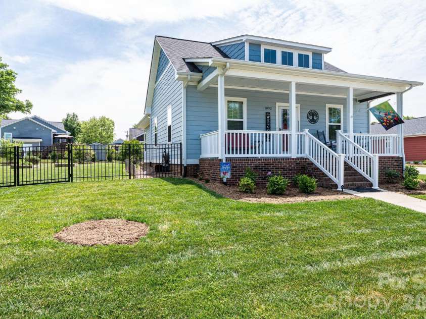 1092 33rd Avenue Loop, Hickory, NC 28601.  MLS# CAR4377843, YatesRealty ID 19064. 