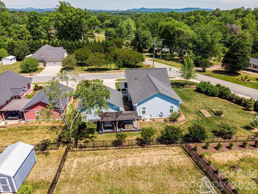 1092 33rd Avenue Loop, Hickory, NC 28601.  MLS# CAR4377843, YatesRealty ID 19064. 