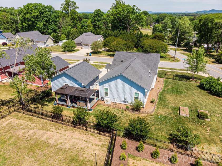 1092 33rd Avenue Loop, Hickory, NC 28601.  MLS# CAR4377843, YatesRealty ID 19064. 