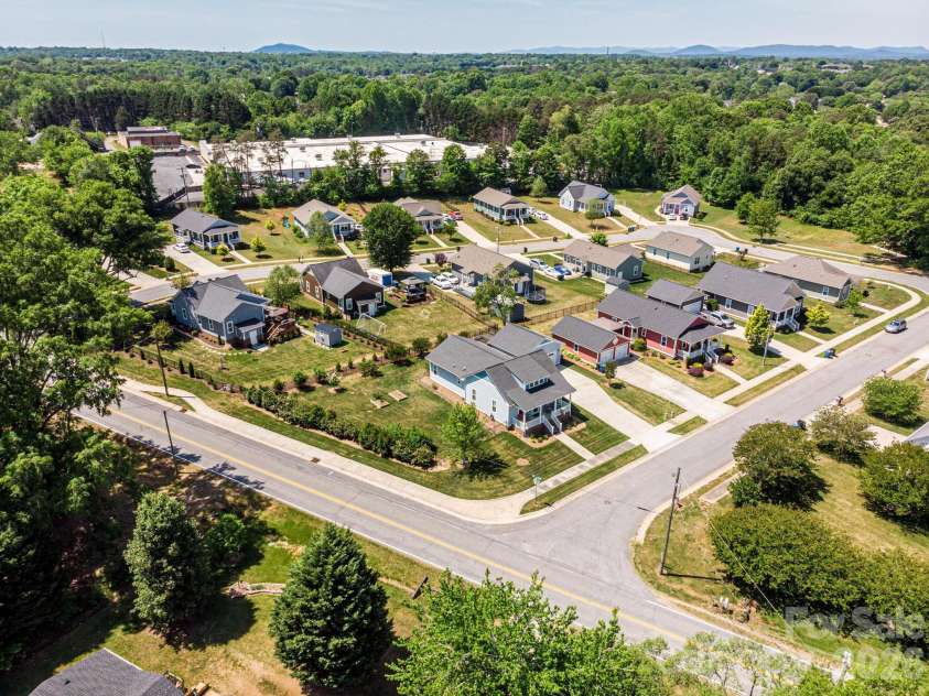 1092 33rd Avenue Loop, Hickory, NC 28601.  MLS# CAR4377843, YatesRealty ID 19064. 