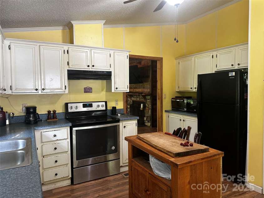 193 Green Cove Road, Bakersville, NC 28705.  MLS# CAR4267864, YatesRealty ID 19065. 