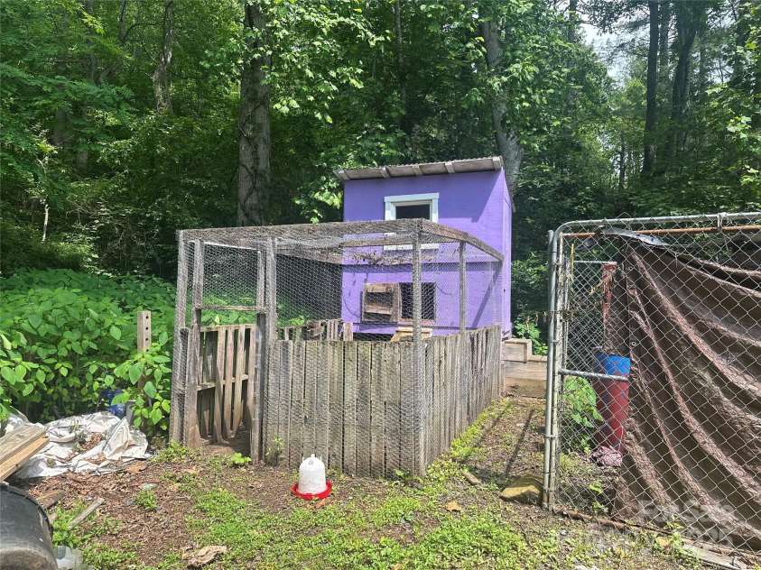 193 Green Cove Road, Bakersville, NC 28705.  MLS# CAR4267864, YatesRealty ID 19065. 
