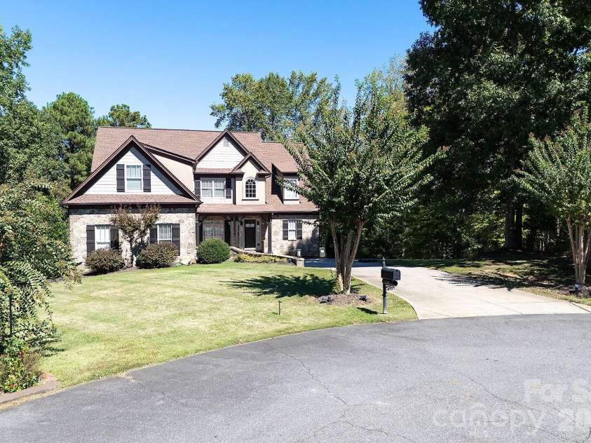 394 Stone Cliff Lane, Lake Wylie, SC 29710.  MLS# CAR4360878, YatesRealty ID 19066. 