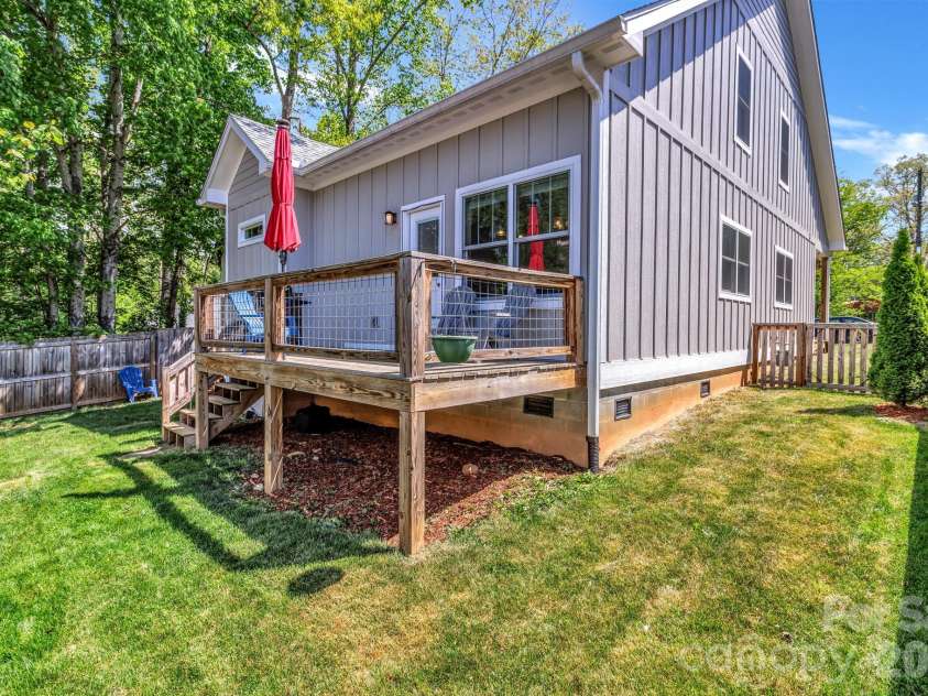 116 Craggy Street, Black Mountain, NC 28711.  MLS# CAR4373163, YatesRealty ID 19069. 