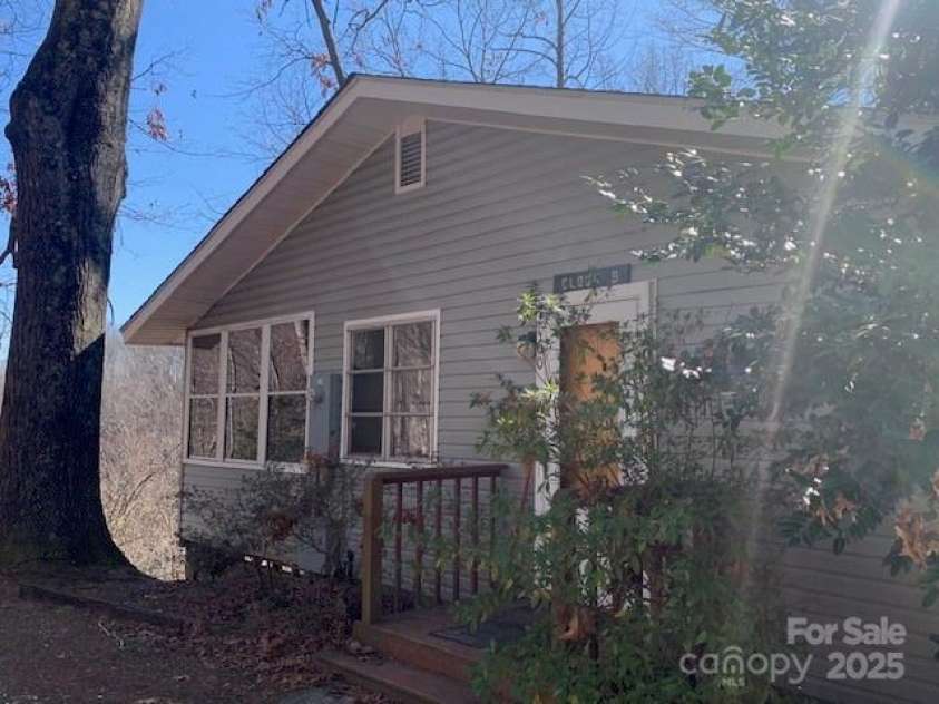 60 LAKEMONT COTTAGE Trail, Flat Rock, NC 28739.  MLS# CAR4233288, YatesRealty ID 1907. 