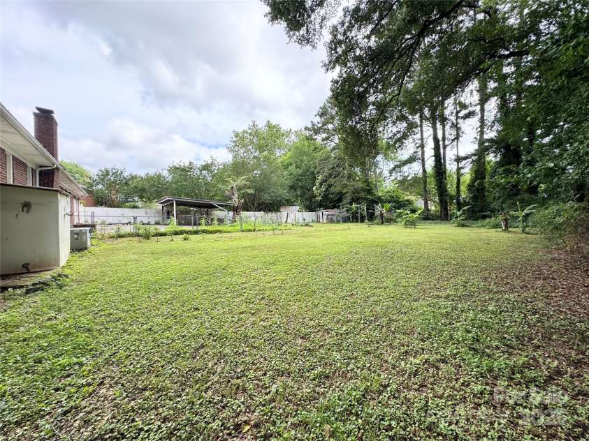6539 Louglen Circle, Charlotte, NC 28212.  MLS# CAR4270019, YatesRealty ID 19070. 