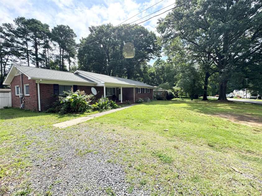 6539 Louglen Circle, Charlotte, NC 28212.  MLS# CAR4270019, YatesRealty ID 19070. 