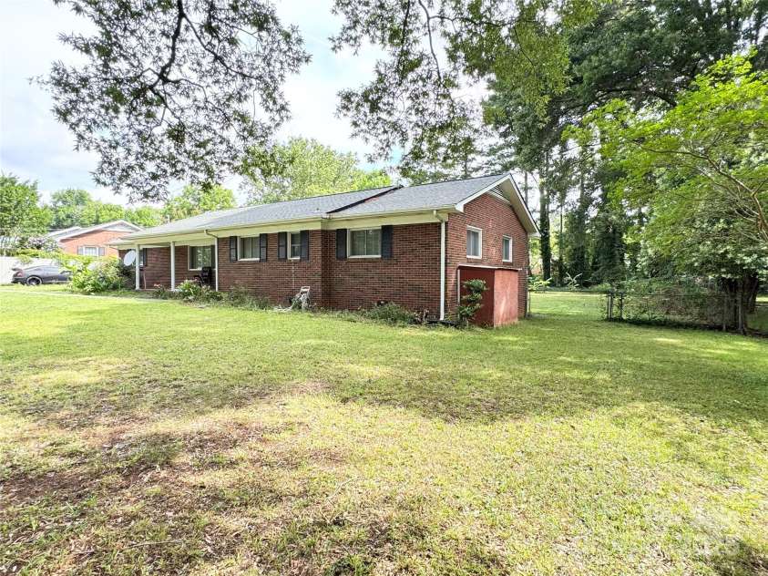 6539 Louglen Circle, Charlotte, NC 28212.  MLS# CAR4270019, YatesRealty ID 19070. 