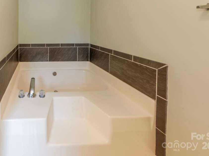 189 Greenhill Ridge Drive, Rutherfordton, NC 28139.  MLS# CAR4270238, YatesRealty ID 19071. Garden tub