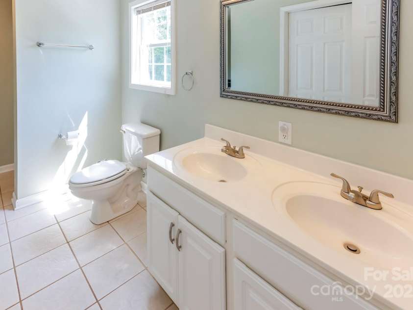 189 Greenhill Ridge Drive, Rutherfordton, NC 28139.  MLS# CAR4270238, YatesRealty ID 19071. Master bath