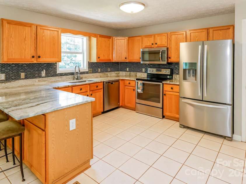 189 Greenhill Ridge Drive, Rutherfordton, NC 28139.  MLS# CAR4270238, YatesRealty ID 19071. New quartzite countertops