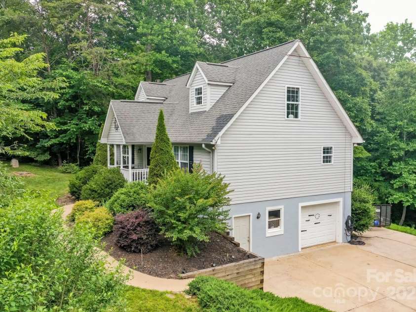 189 Greenhill Ridge Drive, Rutherfordton, NC 28139.  MLS# CAR4270238, YatesRealty ID 19071. Welcome home! Home has multiple entries: lower basement, main, and two on rear deck