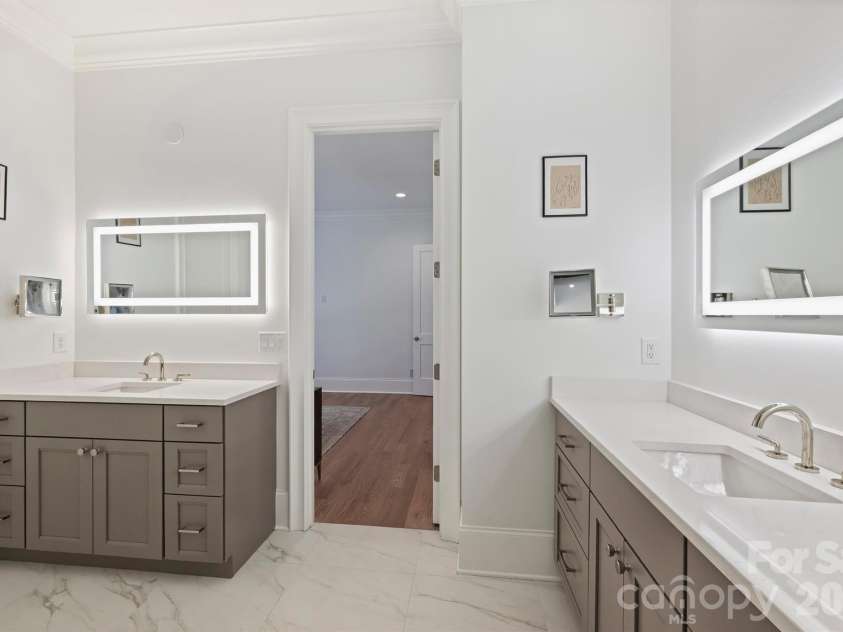 3119 Knowlton Lane, Charlotte, NC 28205.  MLS# CAR4374422, YatesRealty ID 19073. Primary Bathroom