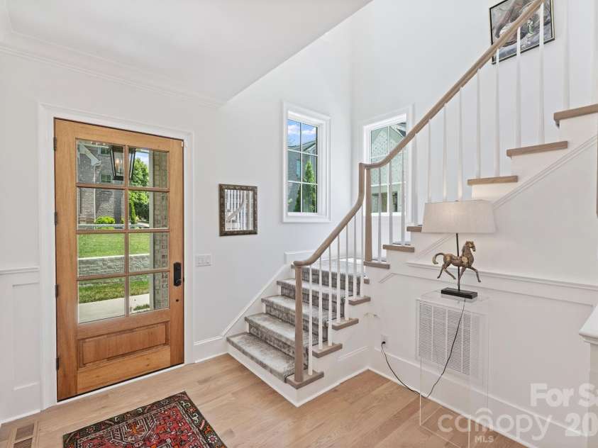 3119 Knowlton Lane, Charlotte, NC 28205.  MLS# CAR4374422, YatesRealty ID 19073. Welcoming foyer