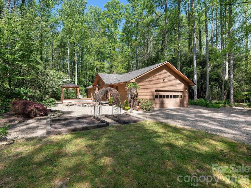 30 Kanuga Heights Lane, Hendersonville, NC 28739.  MLS# CAR4378922, YatesRealty ID 19074. 