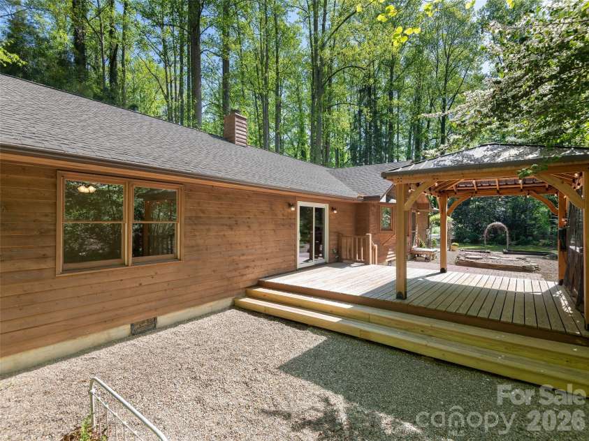 30 Kanuga Heights Lane, Hendersonville, NC 28739.  MLS# CAR4378922, YatesRealty ID 19074. 