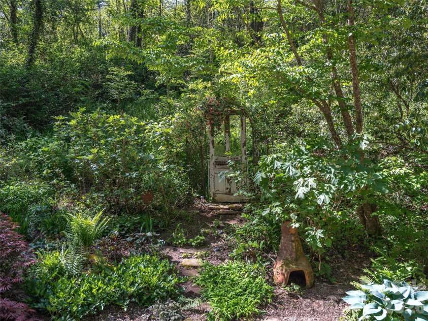 30 Kanuga Heights Lane, Hendersonville, NC 28739.  MLS# CAR4378922, YatesRealty ID 19074. 