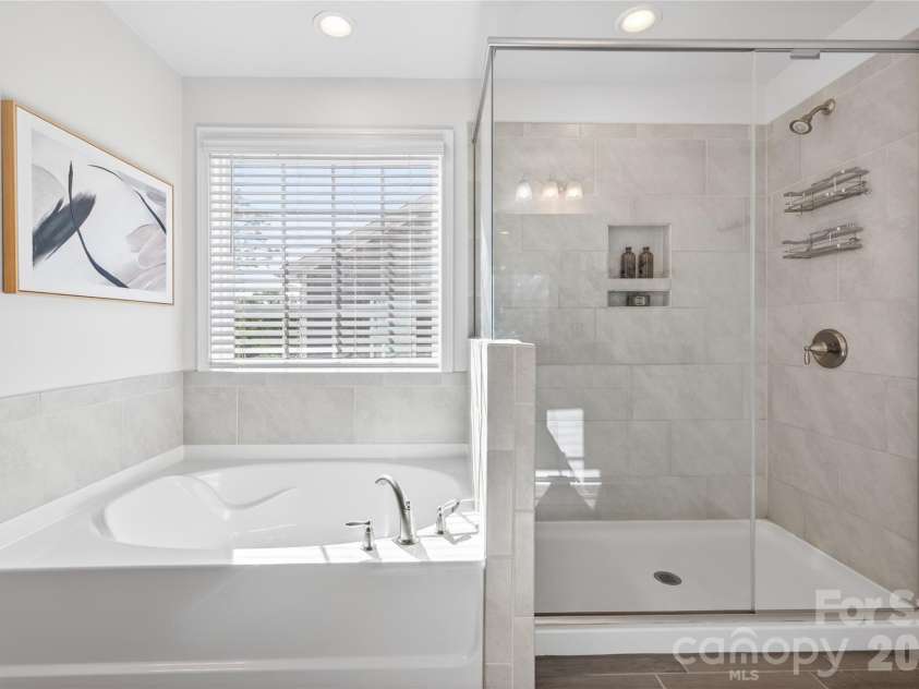 1212 Englewood Drive, Lake Wylie, SC 29710.  MLS# CAR4371368, YatesRealty ID 19075. Luxurious primary bath