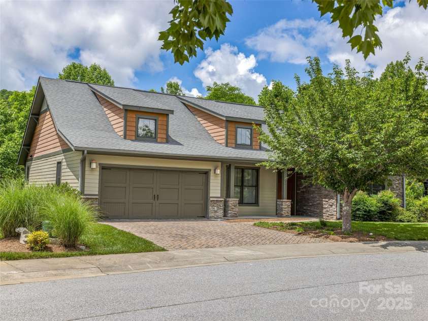 207 Hogans View Circle, Hendersonville, NC 28739.  MLS# CAR4264742, YatesRealty ID 19077. 
