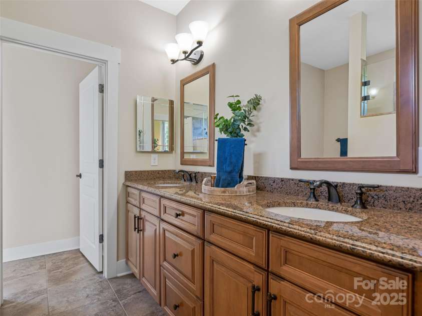 207 Hogans View Circle, Hendersonville, NC 28739.  MLS# CAR4264742, YatesRealty ID 19077. 