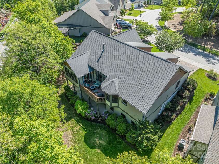 207 Hogans View Circle, Hendersonville, NC 28739.  MLS# CAR4264742, YatesRealty ID 19077. 